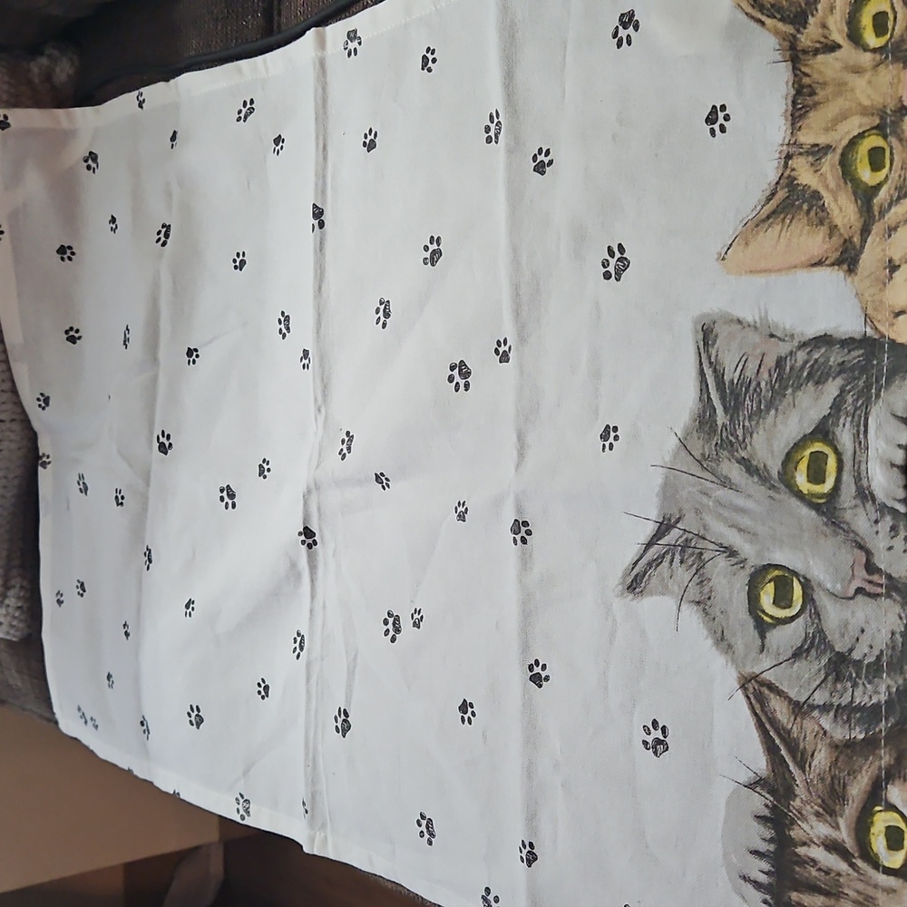 Safdie Three Cats And Paw Prints White Cotton Tea Towel